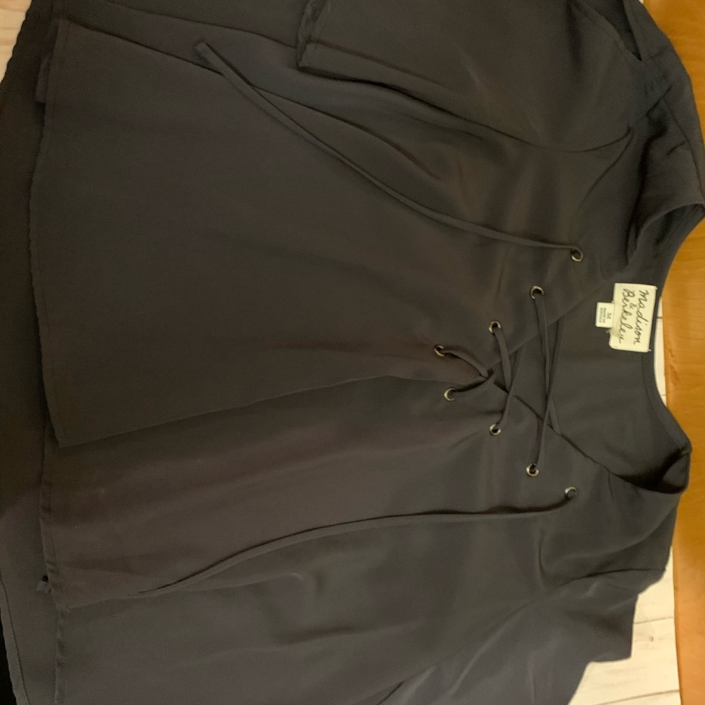 Black open sleeve tie front crop top